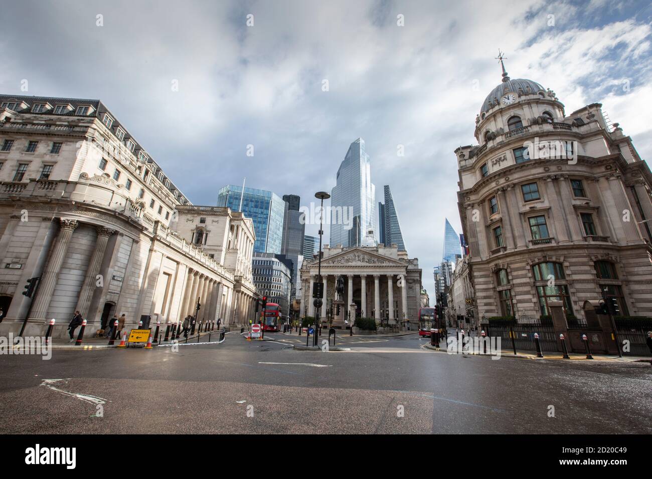 Une intersection tranquille de la banque surplombant la Banque d'Angleterre et la Bourse royale comme deuxième coronavirus menace l'économie du Royaume-Uni, Londres, Angleterre, Royaume-Uni Banque D'Images