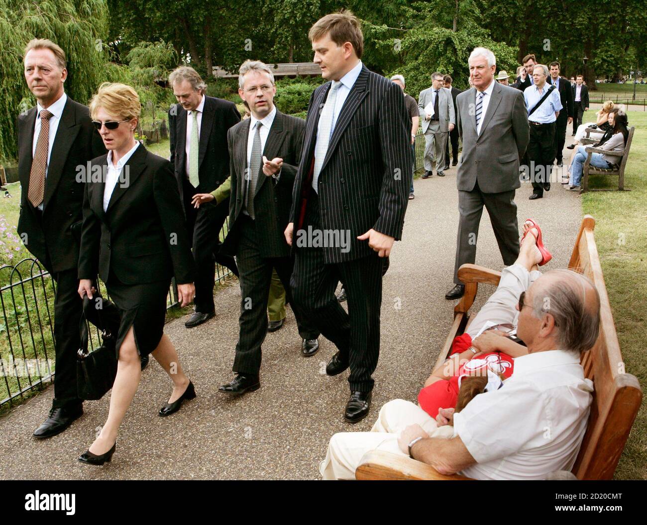 Former Natwest banker David Bermingham (4th L) is seen before marching to the UK Home Office headquarters in London, June 29, 2006. Three bankers face extradition to the United States in a matter of days to face Enron-related fraud charges that could force them to sell their houses to cover legal costs, one of the three said on Wednesday. Bermingham, one of the former Natwest bankers, said they were now resigned to being extradited after battling for more than a year to have their case investigated in Britain. REUTERS/David Moir (BRITAIN) Banque D'Images