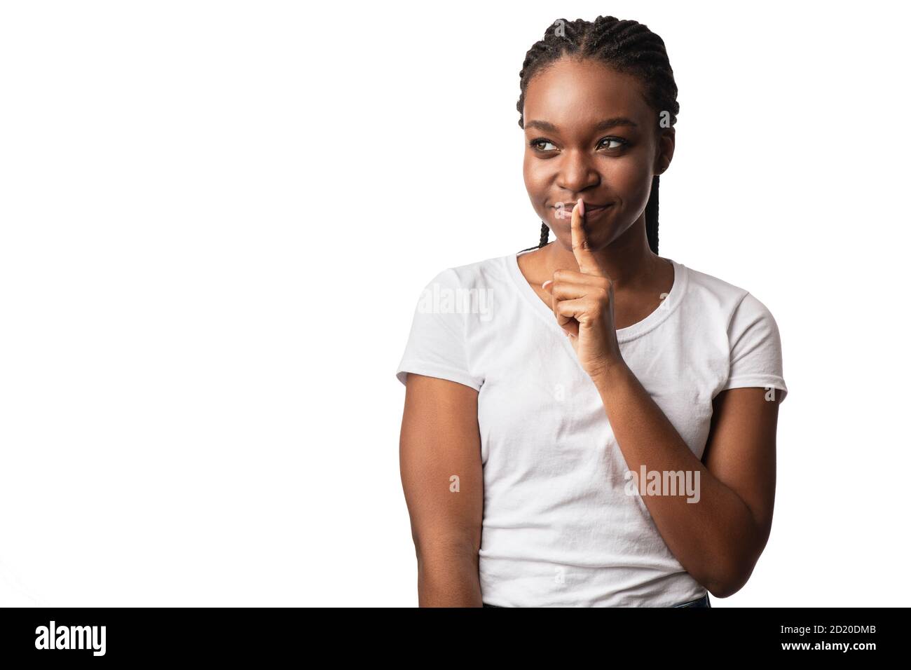 Black Woman gestante Hush signe regardant de côté sur fond blanc Banque D'Images