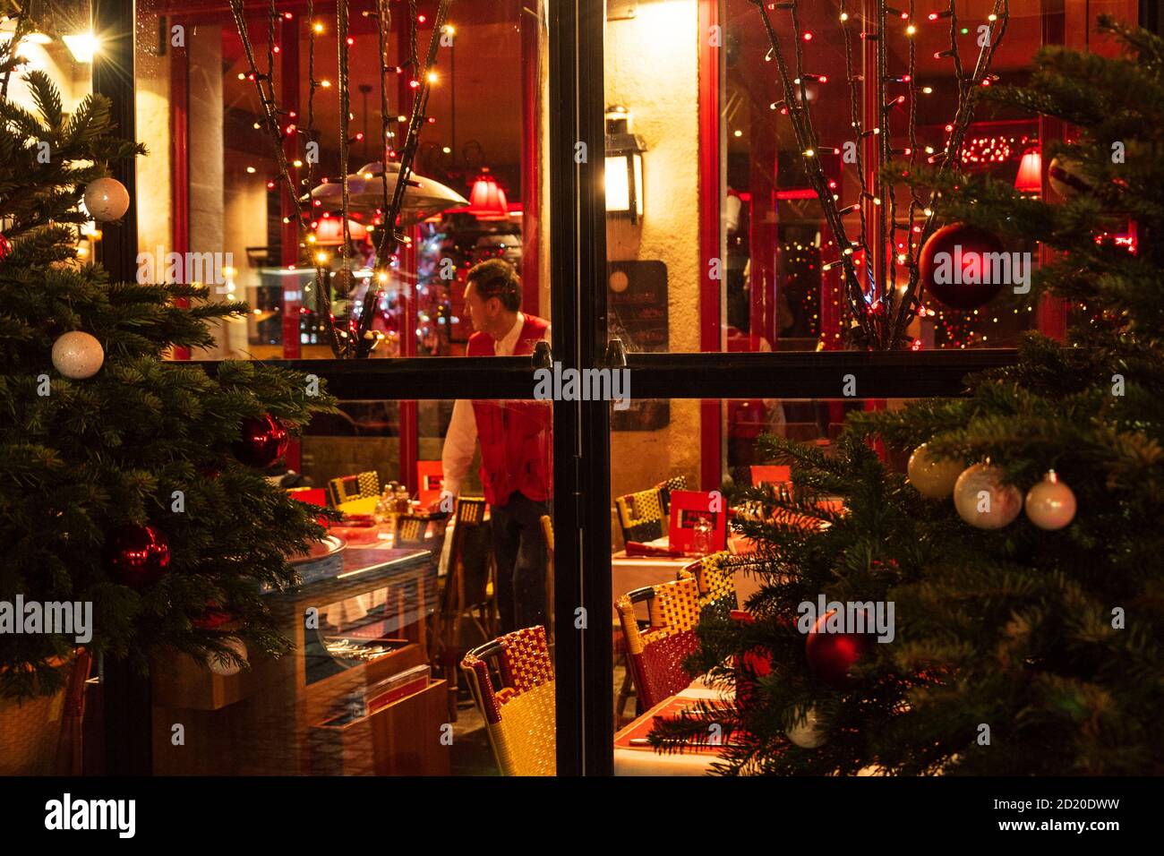 PARIS, FRANCE - 2 DÉCEMBRE 2018 : Noël à Paris. Vue par la fenêtre dans le café français traditionnel dans le centre-ville décoré pour l'hiver holida Banque D'Images