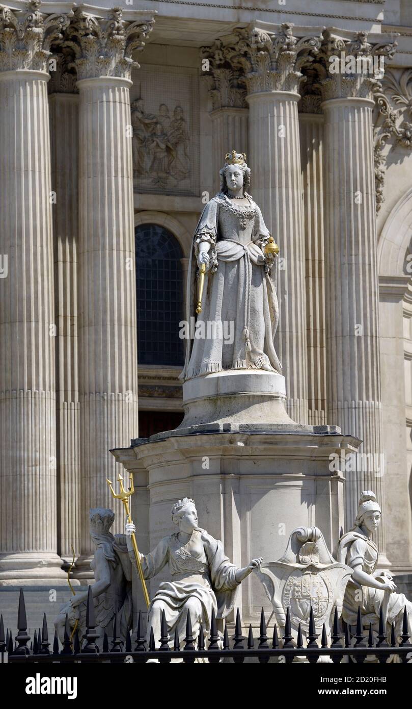 Londres, Angleterre, Royaume-Uni. Statue devant la cathédrale Saint-Paul : reine Anne (1665-1714) originale de Francis Bird, 1712, remplacée par une réplique de Richard Banque D'Images