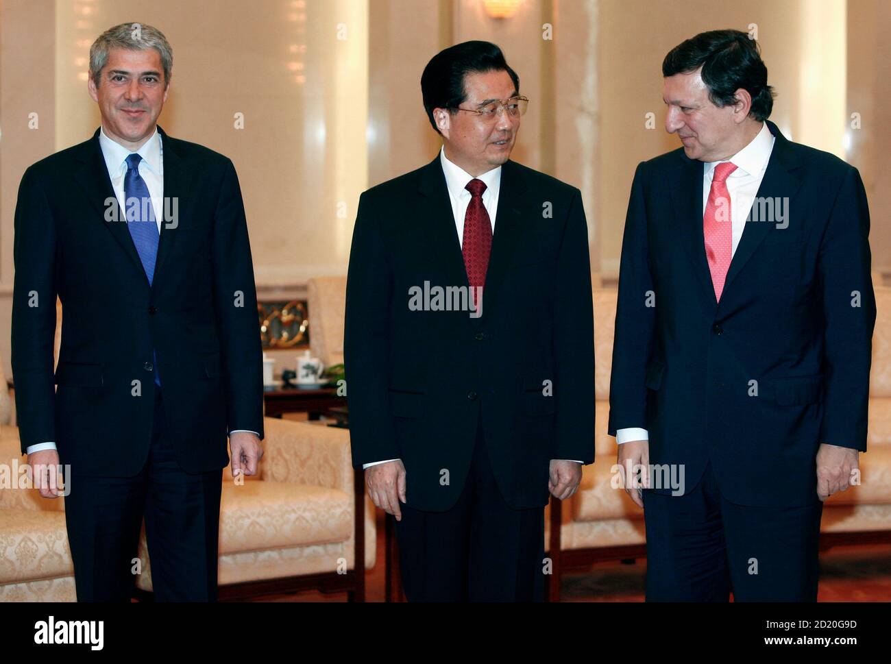 Portugal's Prime Minister and European Union President Jose Socrates (L) looks on as European Commission President Jose Manuel Barroso (R) smiles at China's President Hu Jintao before their meeting in the Great Hall of the People in Beijing November 28, 2007. REUTERS/David Gray (CHINA) Banque D'Images