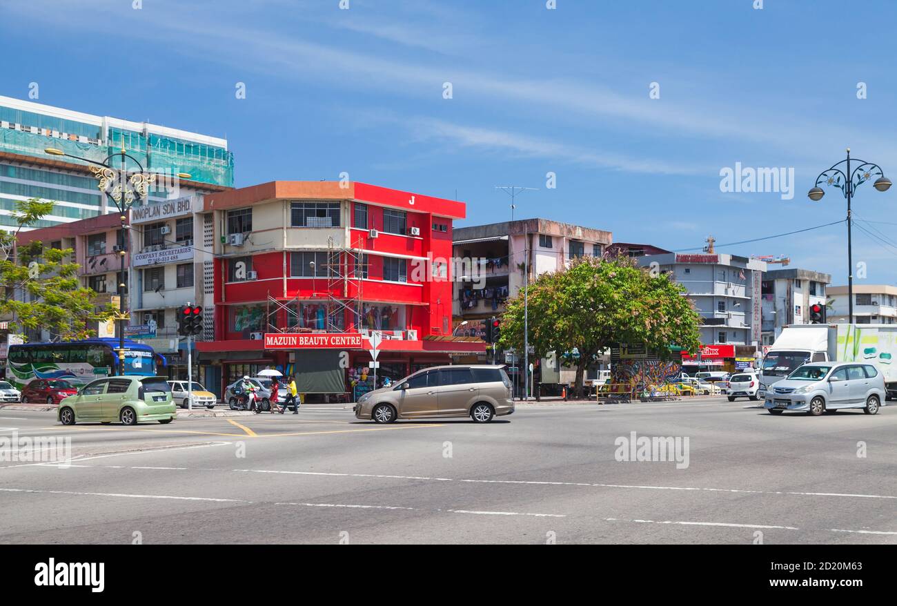 Kota Kinabalu, Malaisie - 17 mars 2019 : Jalan Tun Razak vue sur la rue avec des voitures et des gens ordinaires marchant dans la rue Banque D'Images