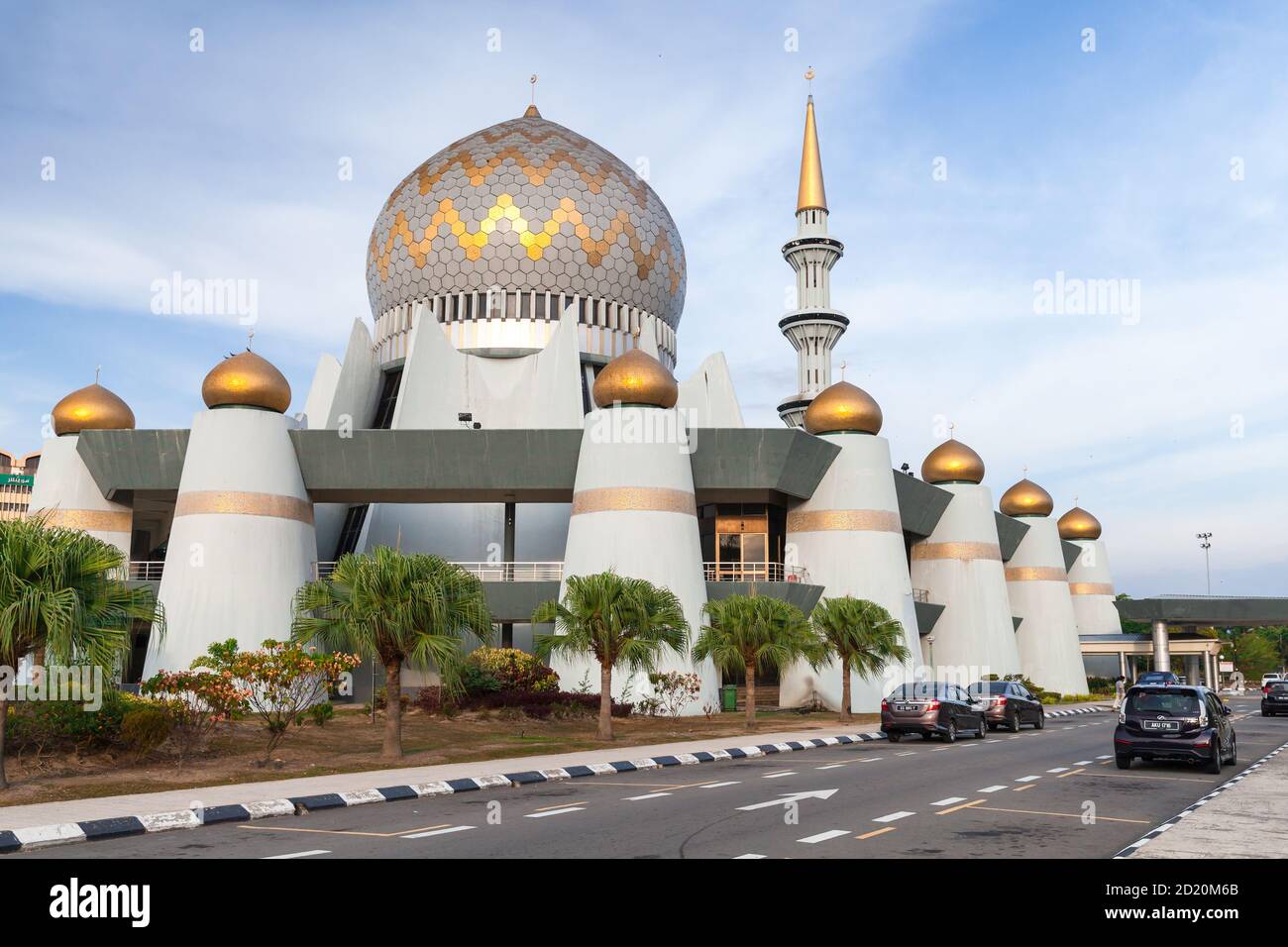 Kota Kinabalu, Malaisie - 17 mars 2019 : extérieur de la mosquée d'État de Sabah pendant la journée Banque D'Images