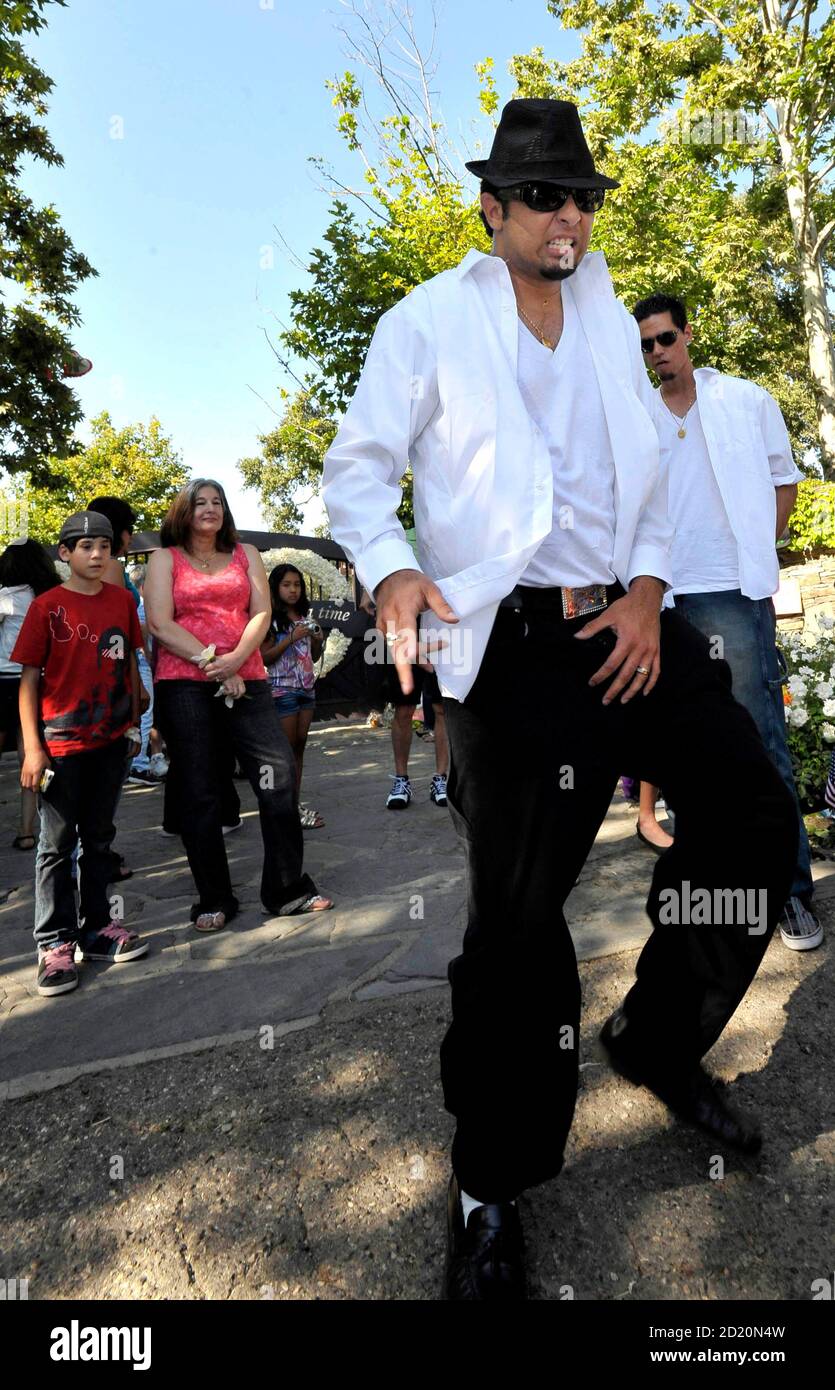 Michael Jackson impersonator Alan Armani dances to Jackson music outside  the gates of Neverland Ranch in Los Olivos, California July 1, 2009.  Jackson's family has said there are no plans for a