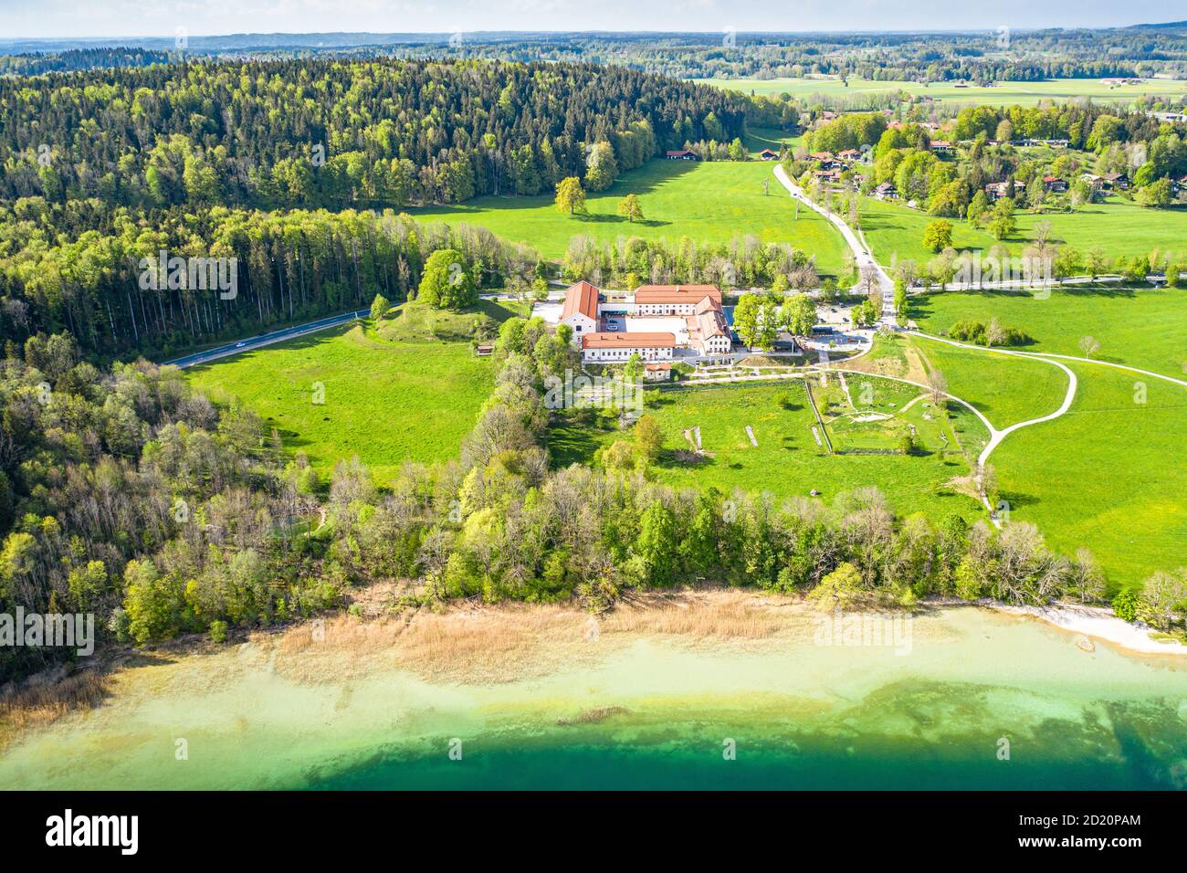 Lac Tegernsee dans les Alpes bavaroises. Tir panoramique sur le drone aérien. Ressort Banque D'Images