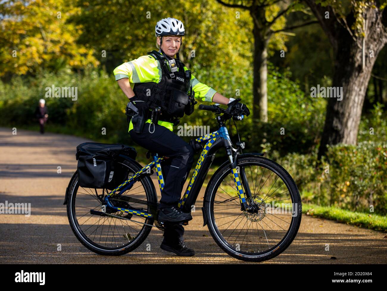 Clare Douglas, agente de l'équipe de police voisine de Strandtown, dans le parc Victoria, à Belfast, avec une nouvelle bicyclette électrique pendant une séance photo pour lancer l'initiative pilote ebike de l'INFP. Quatre équipes de police de quartier à travers l'Irlande du Nord ont pris livraison de 12 nouvelles motos dans le cadre d'une initiative pilote pour aider à fournir des patrouilles améliorées dans les zones qui ne sont pas facilement accessibles par les véhicules. Les officiers utiliseront les vélos Merida Espresso 400 et 700, qui ont l'aspect similaire aux VTT de police, et sont équipés de moteurs d'une puissance de 250 watts pouvant atteindre 15,5 km/h. Banque D'Images