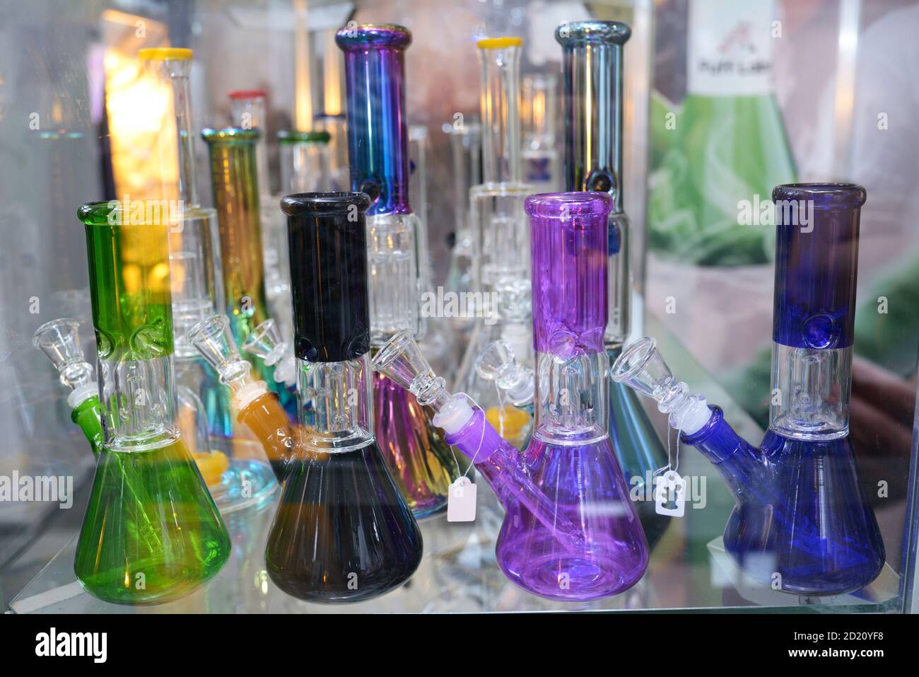 Fait de bongs en verre pour fumer du cannabis placé sur le comptoir de la boutique Banque D'Images