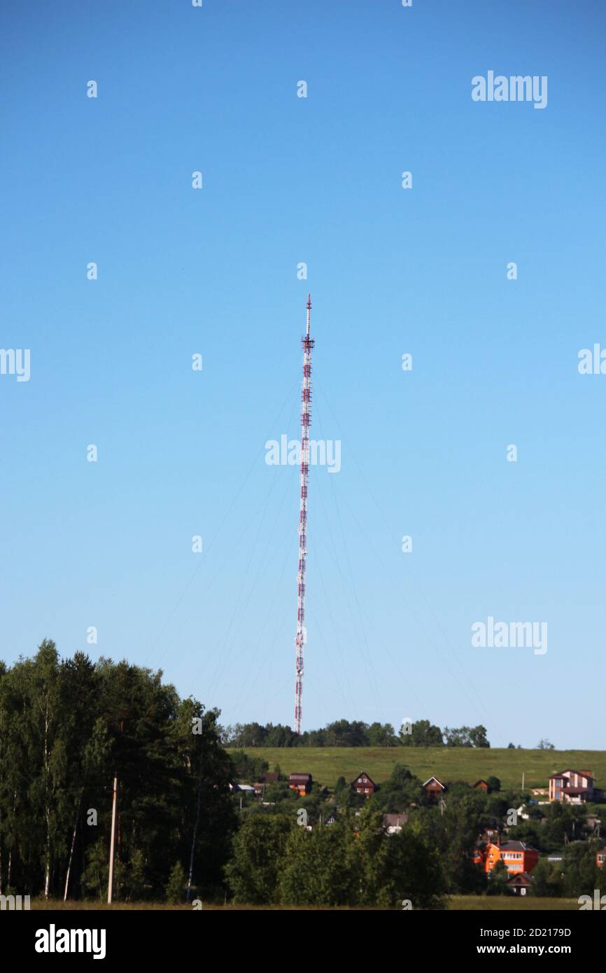 Radio tv tour avec des fils de type contre ciel bleu clair, gros plan. Structure en acier à treillis rouge et blanc. Banque D'Images