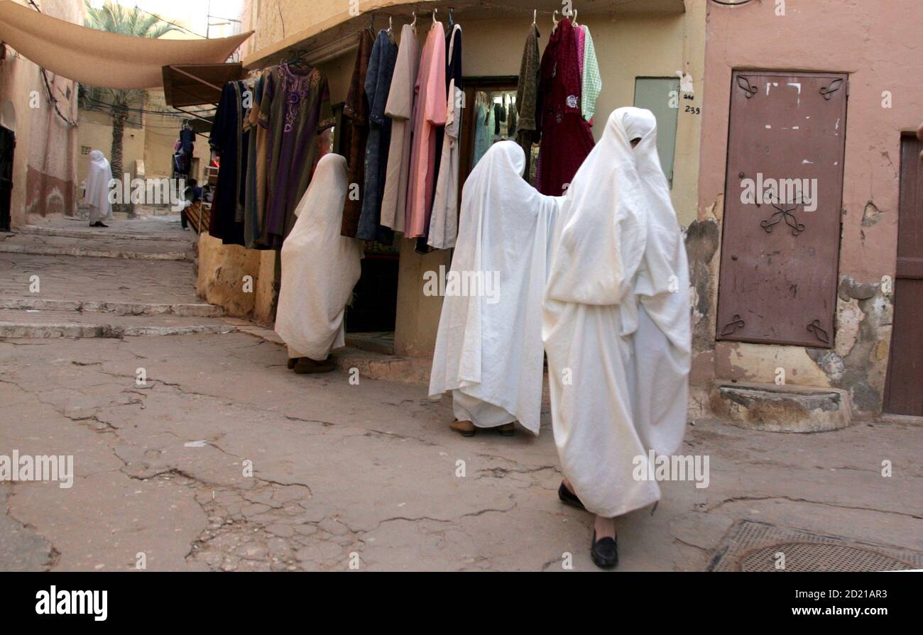 Les femmes Mzabi portant des vêtements blancs couvrant leur corps et ne  montrant qu'une seule promenade dans le village de Beni Izguen dans la  ville orientale de Ghardaia, à 600 km (373