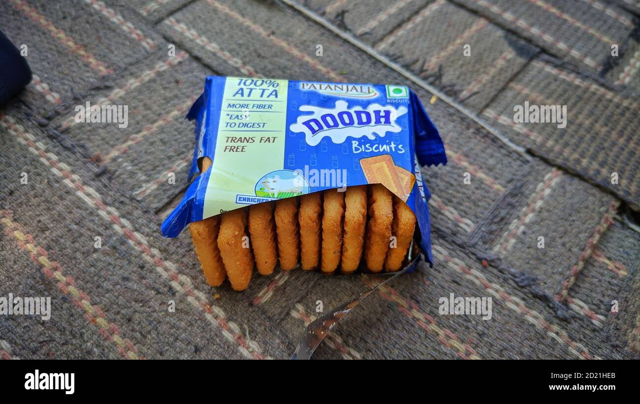 28 septembre 2020 : Reengus, Jaipur, Inde : UNE personne assise à l'hôtel et mangeant des biscuits Patanjaly. Banque D'Images