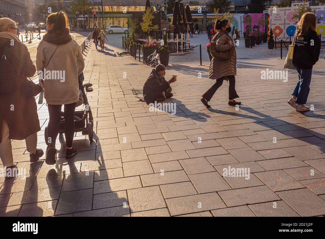 Helsinki, Uusimaa, Finlande 2020 2 octobre 2020 chômeurs, sans-abri, pauvres, l'homme demande de l'aide concept de problème social. Photo de haute qualité Banque D'Images