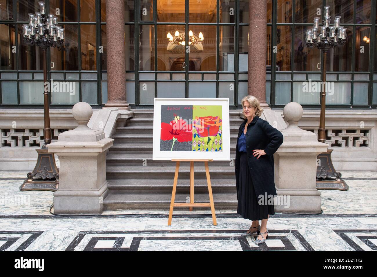 Directeur de la Collection d'art du gouvernement Penny Johnson CBE avec 'Hibiscus et la Rose' par l'artiste britannique-nigérian Yinka Shonibara lors d'un briefing de la Collection d'art du gouvernement au Bureau des affaires étrangères, du Commonwealth et du développement, à Westminster, Londres. 'Hibiscus and the Rose' a été commandé comme édition imprimée limitée devant être exposée dans les bâtiments gouvernementaux et les ambassades du monde entier, en tant que récipiendaire du Robson Orr TenTen Award. Banque D'Images
