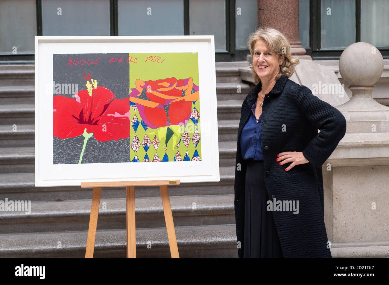 Directeur de la Collection d'art du gouvernement Penny Johnson CBE avec 'Hibiscus et la Rose' par l'artiste britannique-nigérian Yinka Shonibara lors d'un briefing de la Collection d'art du gouvernement au Bureau des affaires étrangères, du Commonwealth et du développement, à Westminster, Londres. 'Hibiscus and the Rose' a été commandé comme édition imprimée limitée devant être exposée dans les bâtiments gouvernementaux et les ambassades du monde entier, en tant que récipiendaire du Robson Orr TenTen Award. Banque D'Images