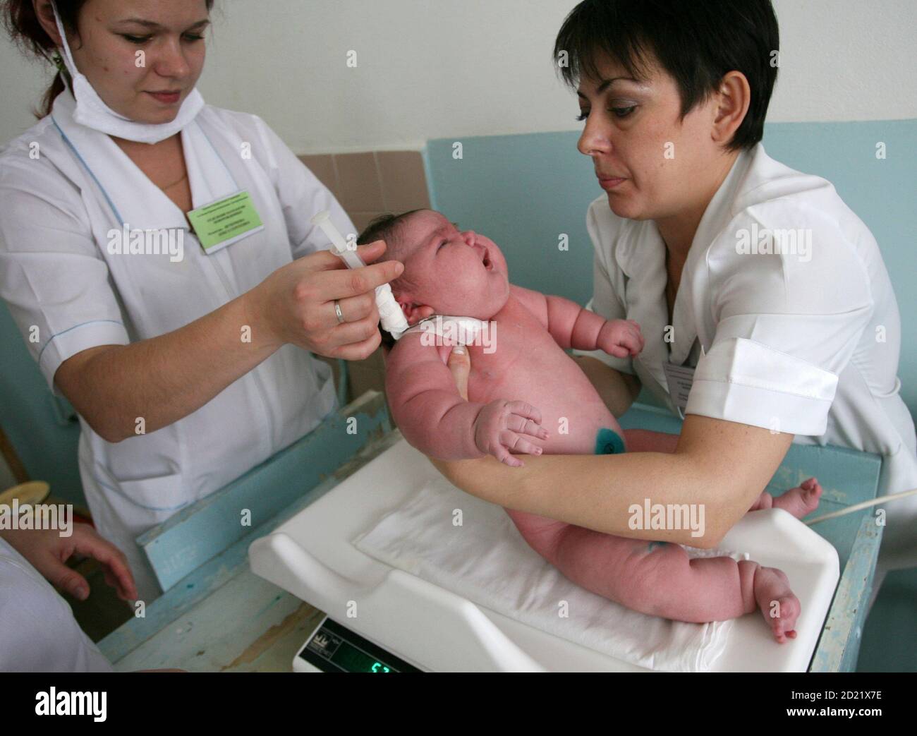 Les infirmières s'occupent de la petite fille Nadia, qui pesait 7.75 kg après la naissance, dans une maternité de la ville sibérienne de Barnaul le 26 septembre 2007. Une mère sibérienne a fait plus que sa juste part pour guérir le déclin terrible de la population russe. Tatyana Khalina a choqué son mari en donnant naissance à une fille de 7.75 kg (17.1 lbs) ce mois-ci, son 12ème enfant. Photo prise le 26 septembre 2007. REUTERS/Andrey Kasprishin Banque D'Images