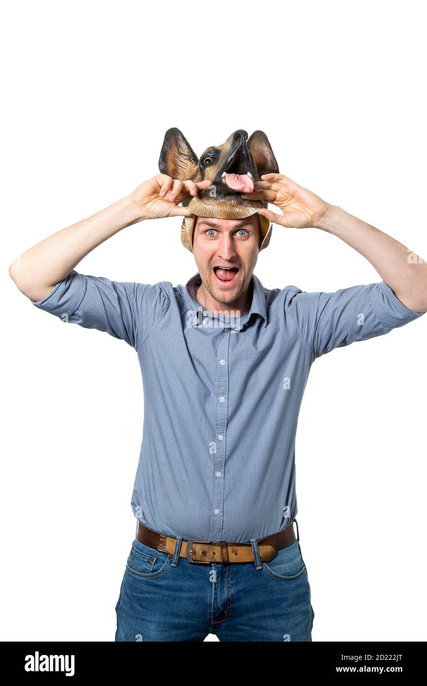 Homme caucasien prenant le masque de chien avec l'expression faciale de merveille. Arrière-plan blanc isolé. Prise de vue moyenne. Banque D'Images