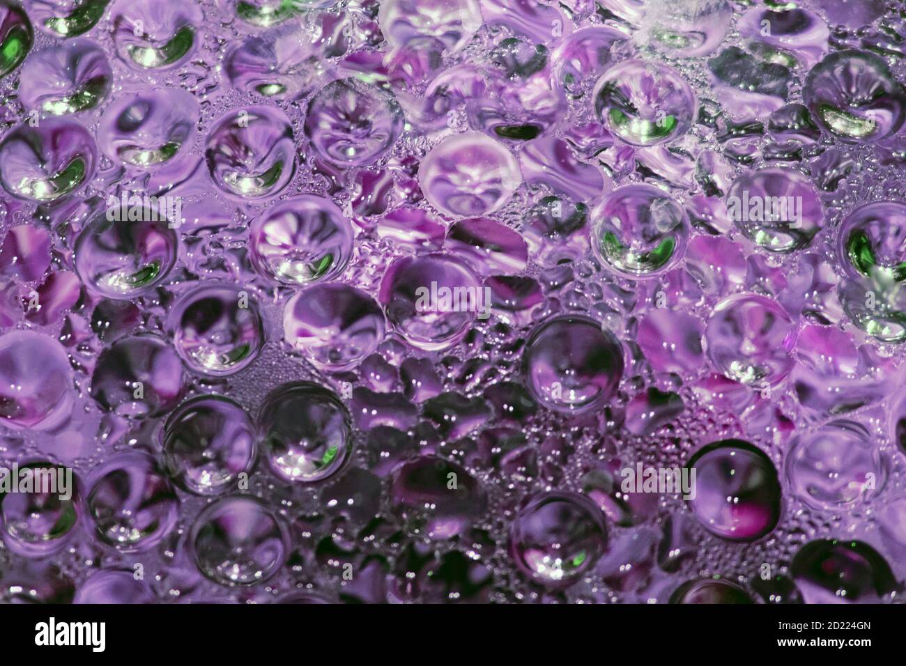 Arrière-plan abstrait violet flou avec gouttes sur verre Banque D'Images