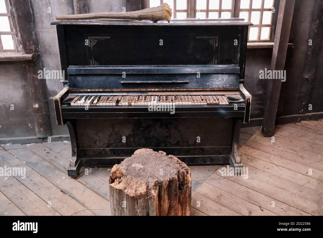 Un vieux piano dans une pièce sale d'une maison abandonnée. Piano noir avec  touches blanches recouvertes de terre Photo Stock - Alamy