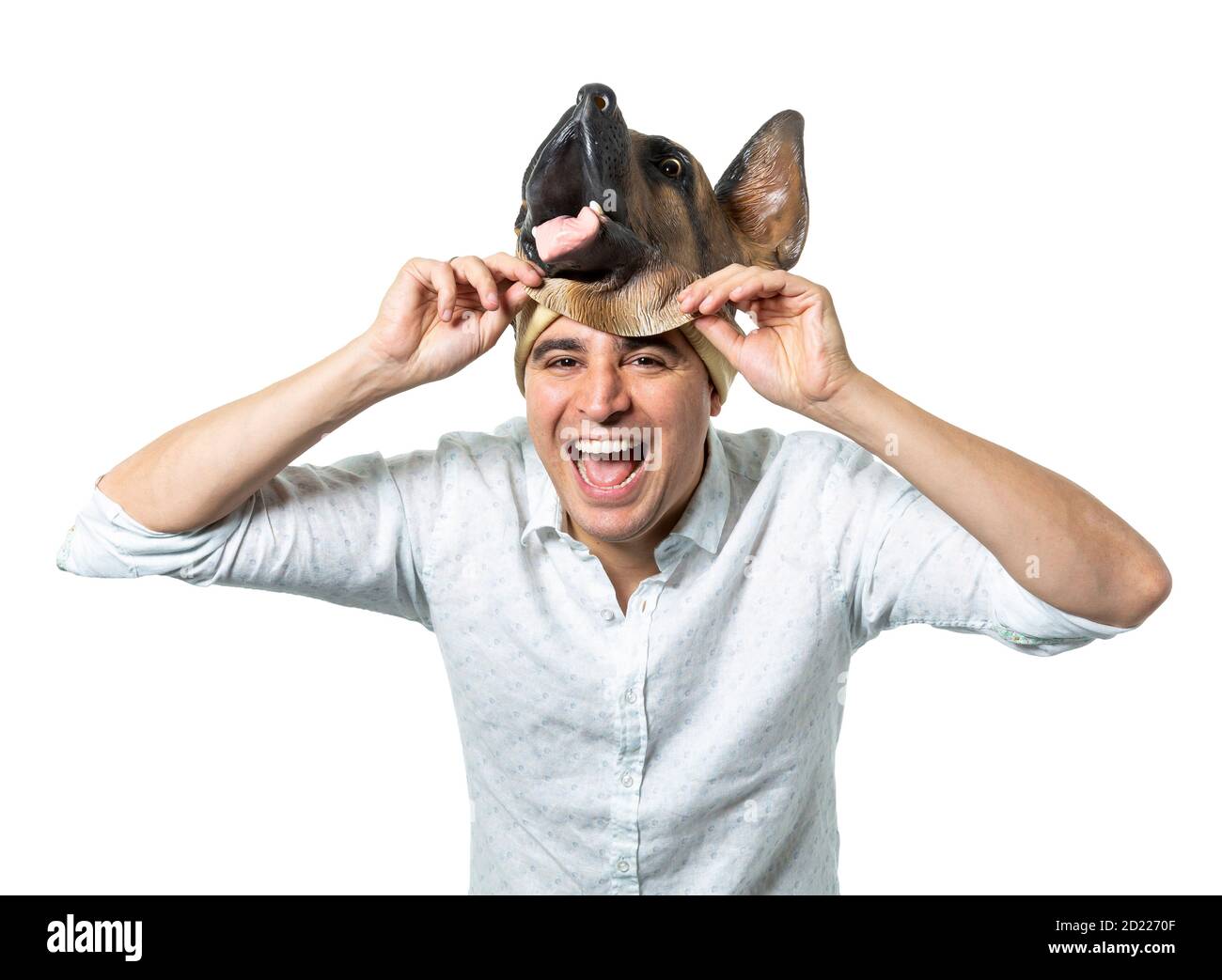 Homme prenant le masque de chien et riant avec la bouche ouverte. Arrière-plan blanc isolé. Prise de vue moyenne. Banque D'Images