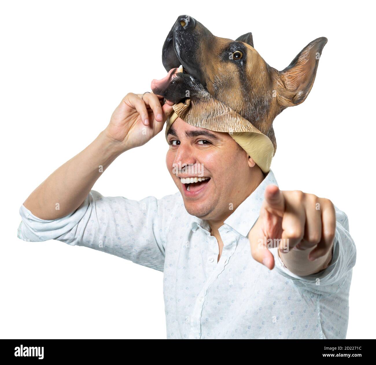 Homme prenant le masque de chien pointant vers l'appareil photo avec grand sourire. Arrière-plan blanc isolé. Prise de vue moyenne. Banque D'Images