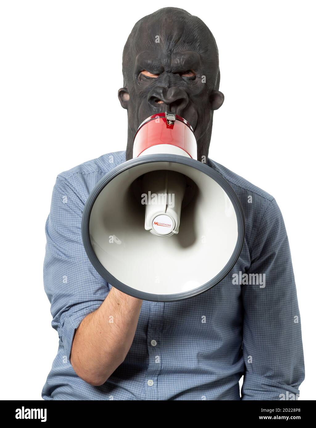 Homme portant un masque de gorille parlant sur le mégaphone. Orienté vers l'avant. Découpe isolée sur fond blanc. Prise de vue moyenne. Banque D'Images