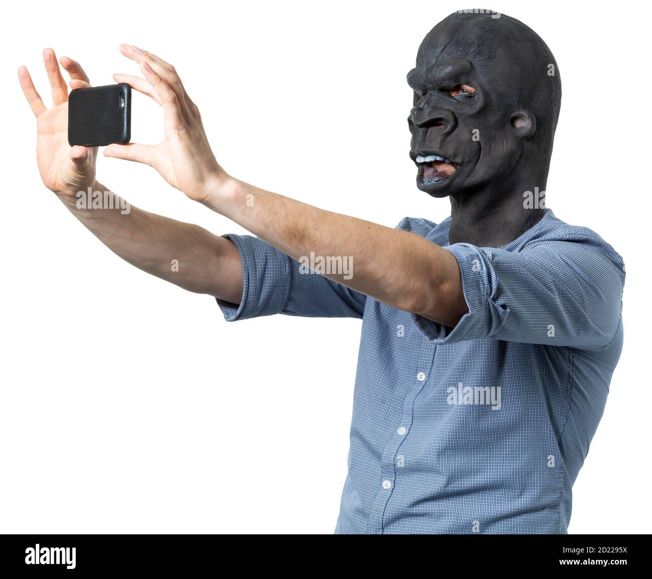 Homme dans le masque de gorille prenant selfie avec le téléphone. Découpe isolée sur fond blanc. Prise de vue moyenne. Vue latérale. Banque D'Images