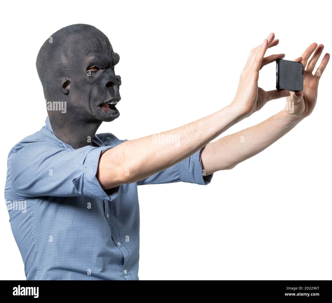 Homme dans le masque de gorille prenant selfie. Découpe isolée sur fond blanc. Prise de vue moyenne. Vue latérale. Banque D'Images