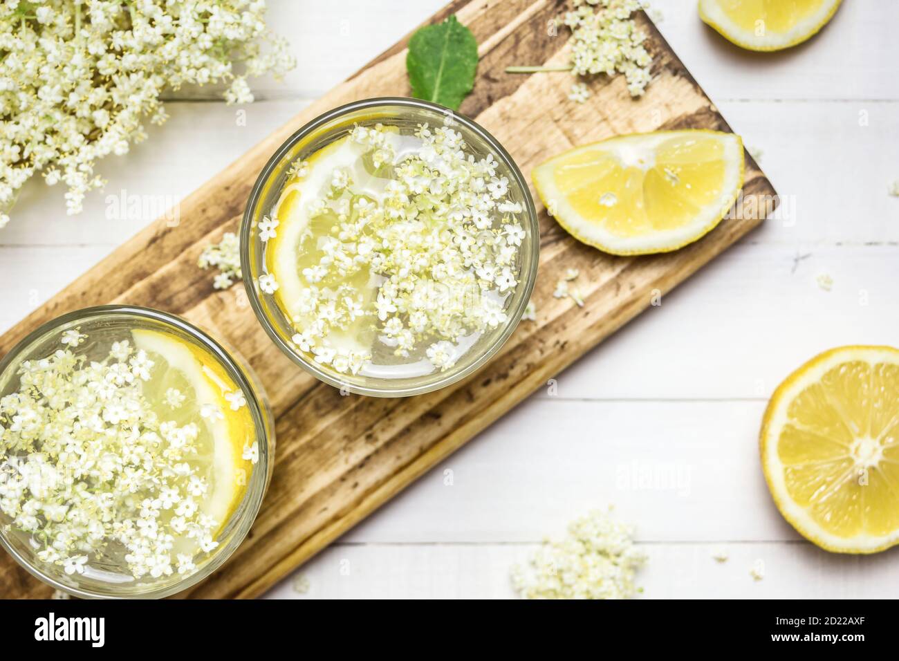 Deux verres de limonade maison de sureau et des ingrédients frais pour une boisson saine et rafraîchissante, vue du dessus. Banque D'Images