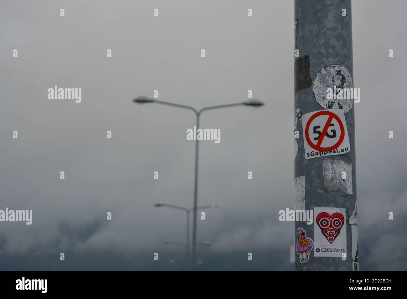 Un autocollant protestant contre 5G. Un symbole pour les théories conspirationnistes et une vague de manifestations contre l'installation du système 5g en europe. Signe Banque D'Images