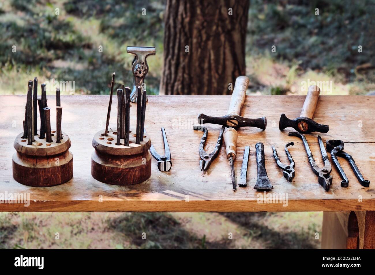 Outils pour la fabrication de produits en cuivre. Un ensemble d'objets est  de faire des ustensiles en cuivre Photo Stock - Alamy