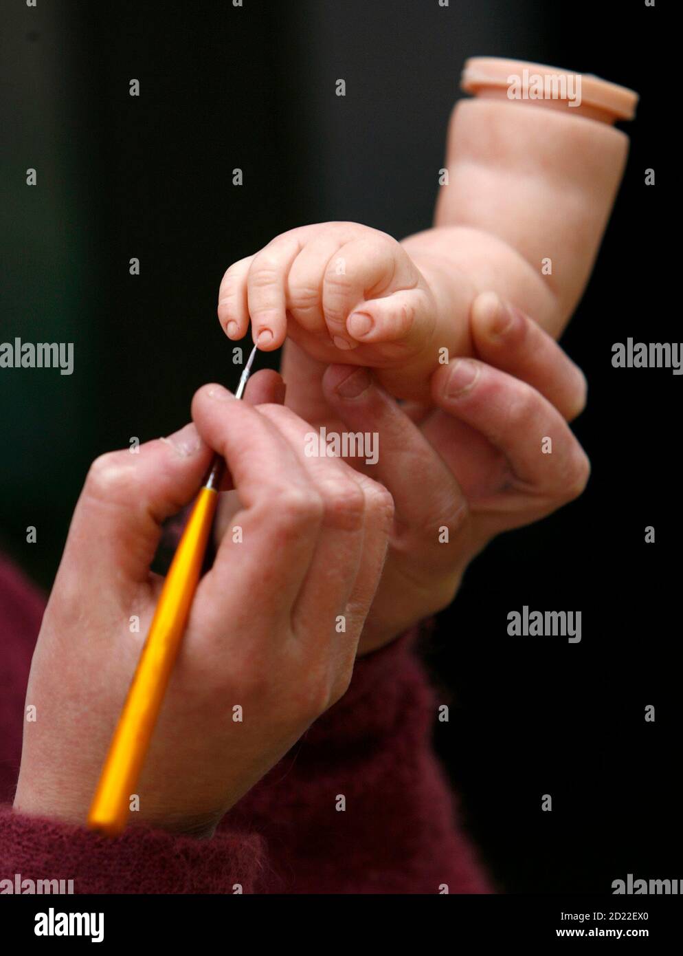 Deborah King Artiste Nee A Nouveau Peint Les Ongles D Une De Ses Poupees Chez Elle A Fountainhall Pres D Edimbourg Ecosse Le 16 Juin 08 Les Nouveau Nes Sont Des