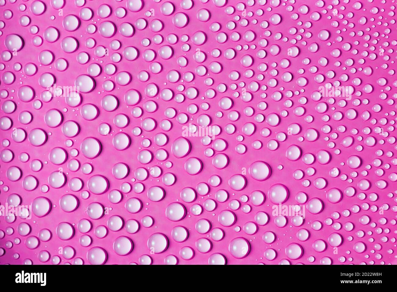 L'eau tombe comme fond de texture. Gouttes de pluie sur une vitre. Banque D'Images