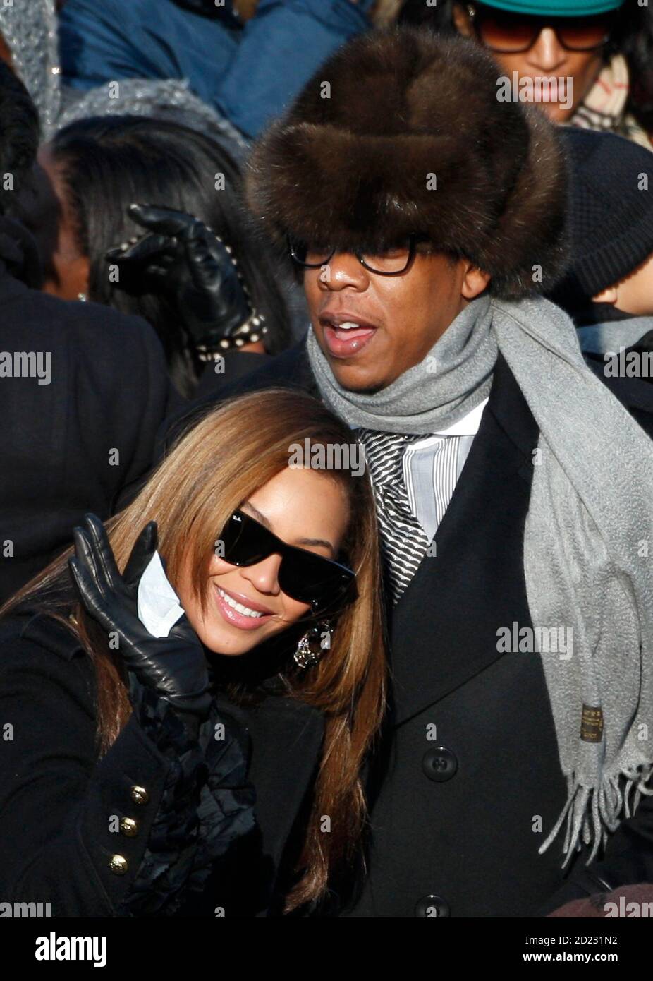 Des artistes Beyonce et son mari Jay-Z attendent la cérémonie  d'inauguration de Barack Obama en tant que 44e président des États-Unis, à  Washington le 20 janvier 2009. REUTERS/Jim Young (ÉTATS-UNIS Photo Stock -