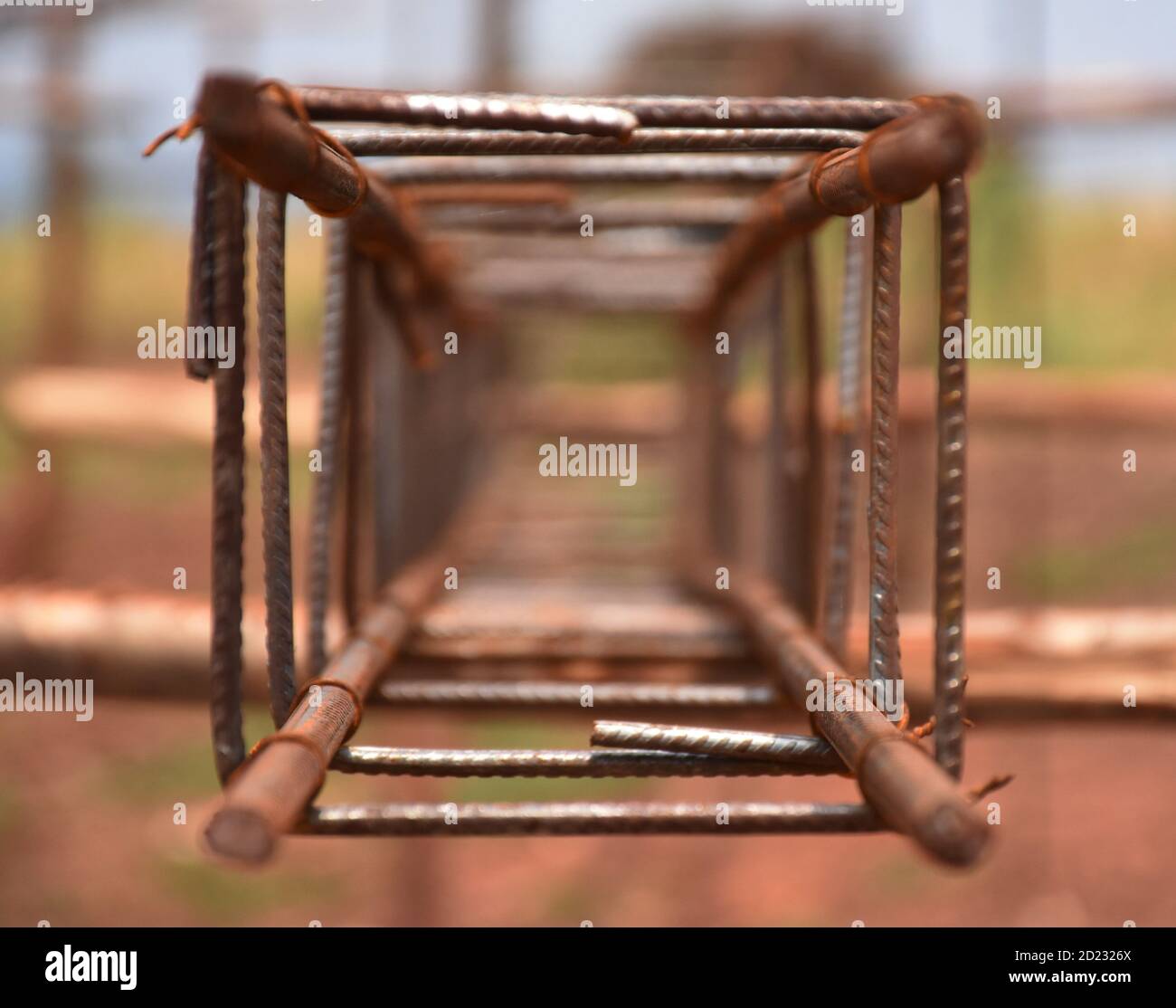 Cages de renfort en acier préfabriquées de type ferroviaire de l'intérieur, placées sur du bois Banque D'Images