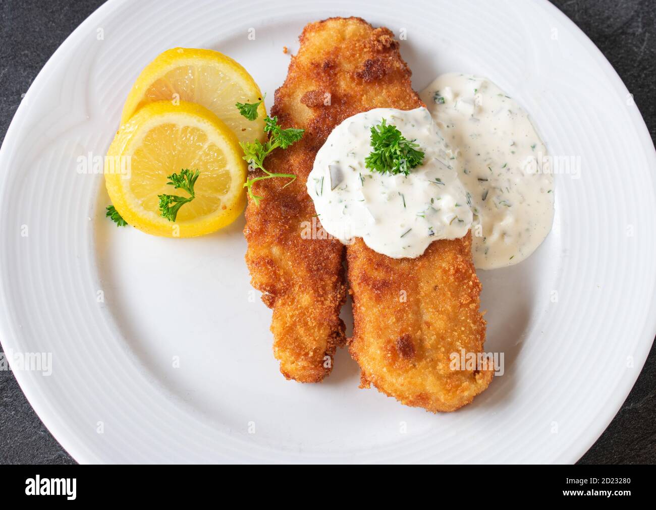 poisson pané avec sauce tartare Banque D'Images