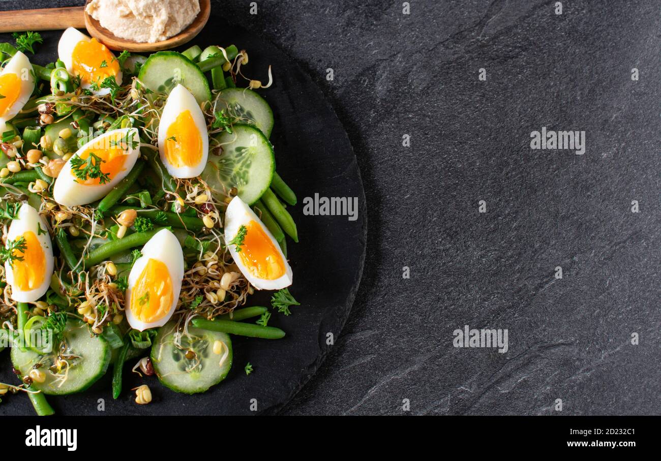 salade saine à faible teneur en glucides avec légumes verts et œufs arrière-plan sombre avec espace de copie Banque D'Images