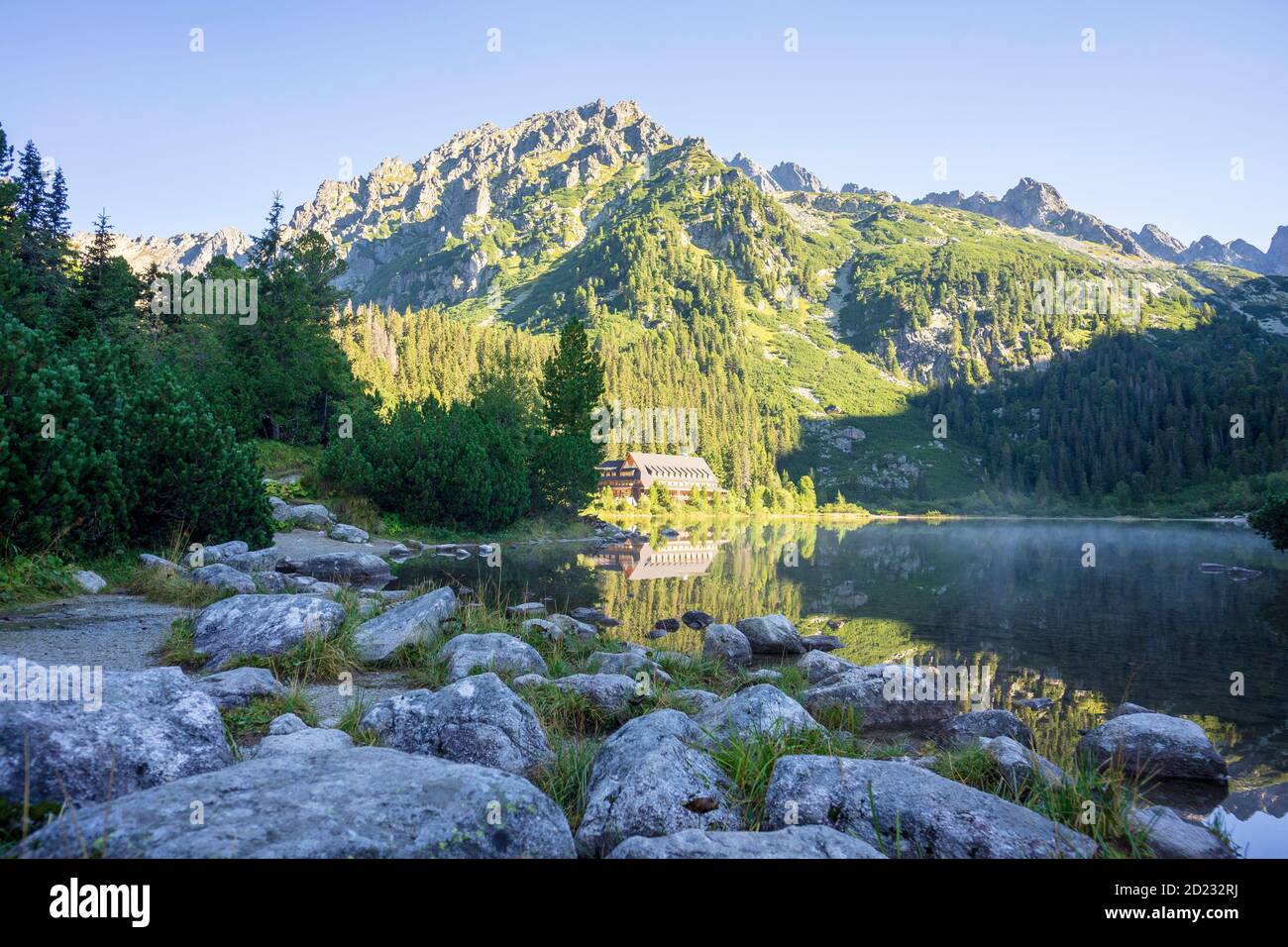 Popradske pleso beau lac de montagne en Slovaquie. Banque D'Images