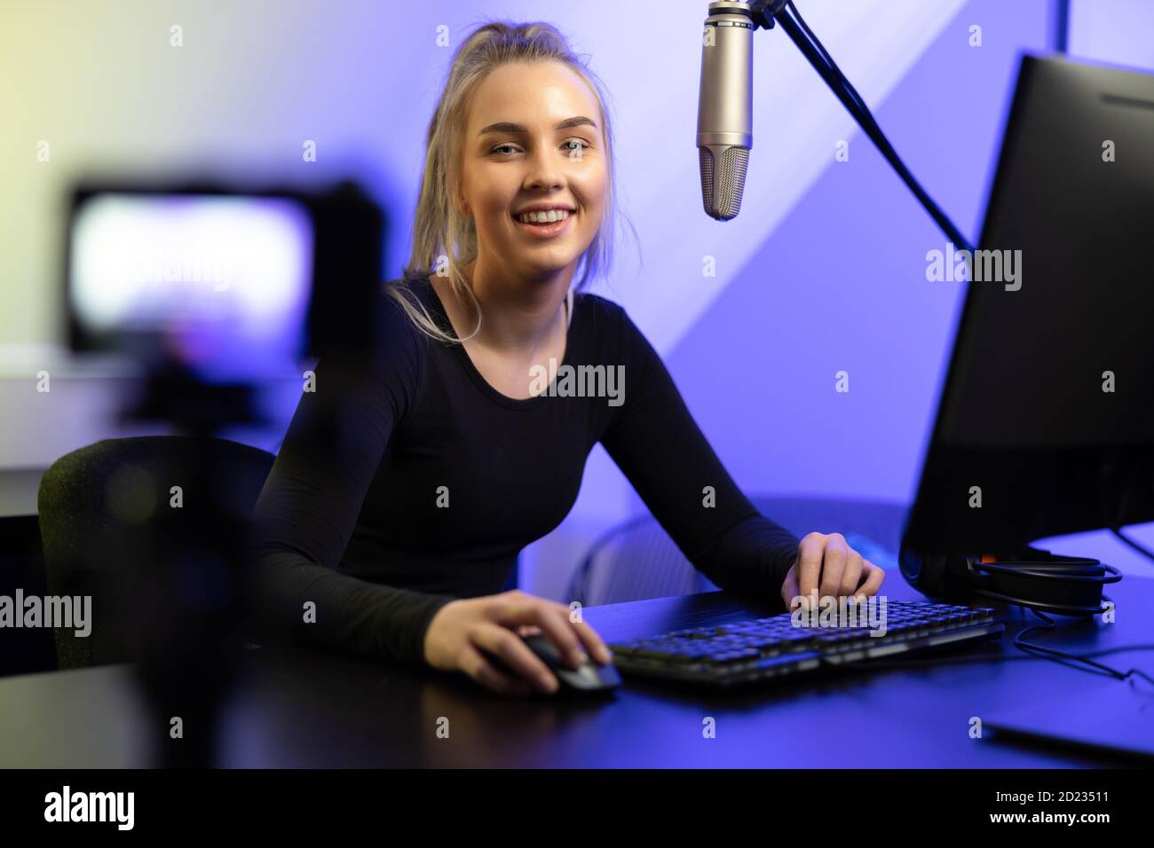 Nouvelle génération de gamer féminin e-sport diffusant vlog en ligne depuis le bureau Banque D'Images