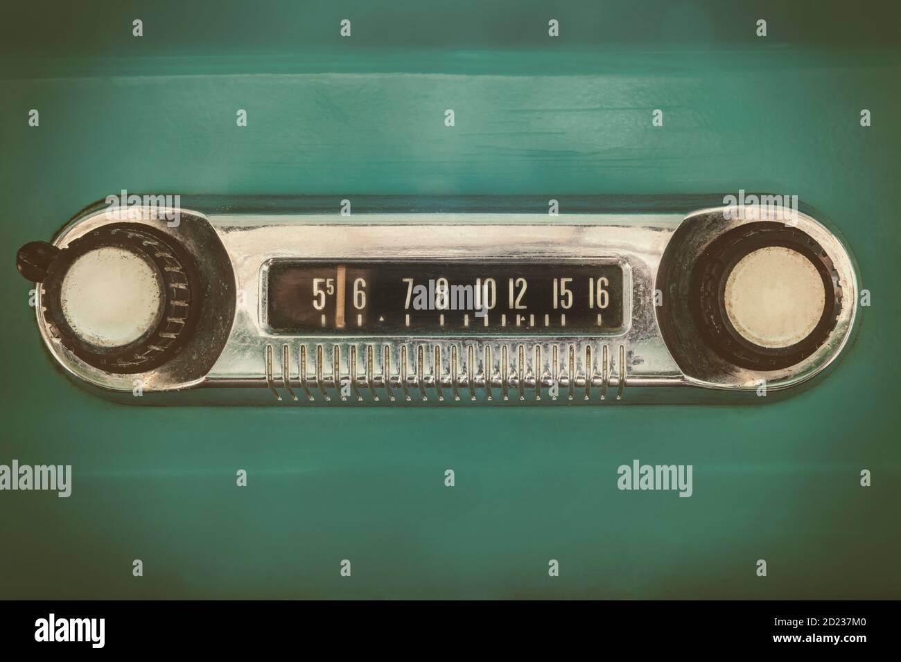 Image de style rétro d'une ancienne radio automobile à l'intérieur d'une voiture verte classique Banque D'Images