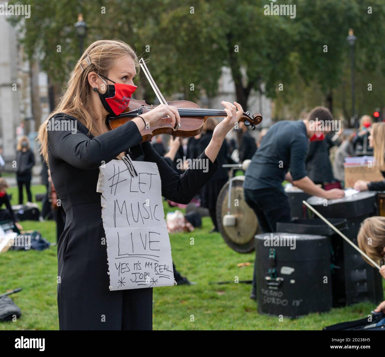 Londres, Royaume-Uni. 6 octobre 2020. Démonstration de musique en direct avec un orchestre fort de 400 sur la place du Parlement demandant des emplois ou le soutien du gouvernement crédit: Ian Davidson/Alay Live News Banque D'Images