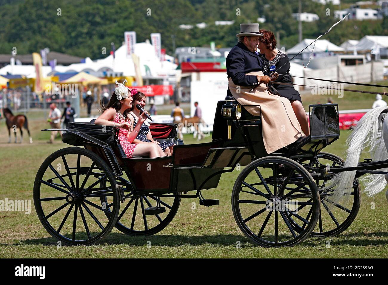 Royal Welsh Show Llanelwedd, 21 juillet 2014. L'ambassadrice Laura Thomas, du comté de Radnorshire, fait le tour de l'anneau principal à Banque D'Images