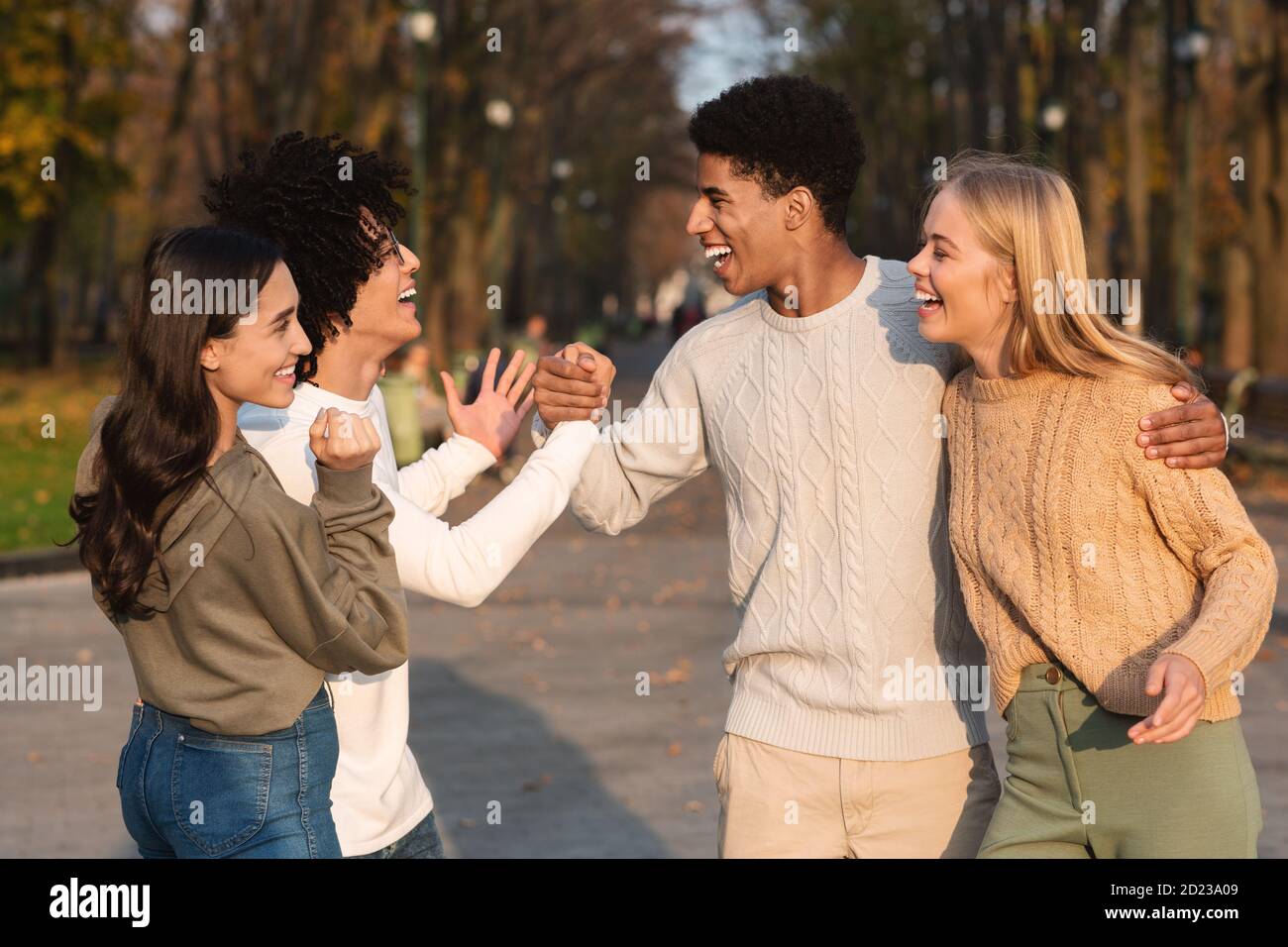 Un couple d'adolescents émotif se saluant les uns les autres dans le parc public Banque D'Images