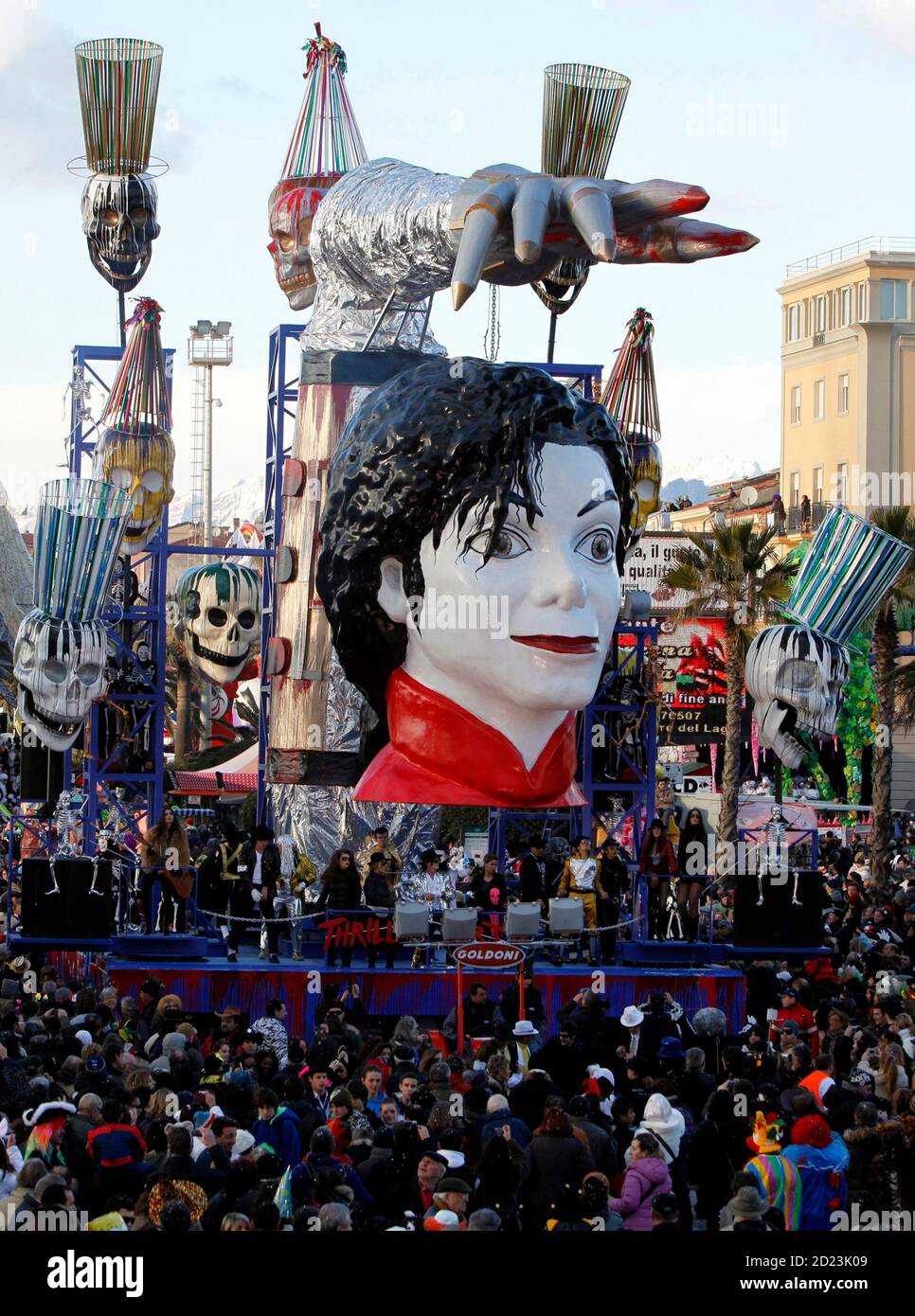 Concurreren fascisme Archeologisch La légende pop Michael Jackson est représentée sur un flotteur lors d'un  défilé de carnaval à Viareggio, dans le nord de l'Italie, le 31 janvier  2010. REUTERS/Marco Bucco (ITALIE - Tags: SOCIÉTÉ