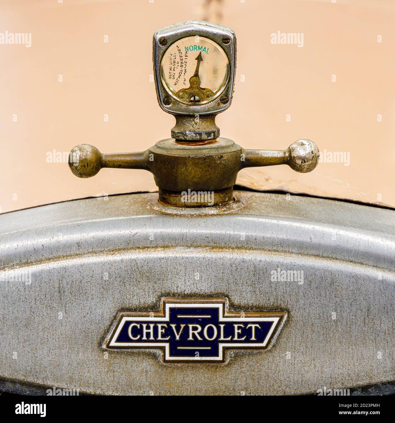 Indicateur de température sur l'élément de remplissage du radiateur d'un Chevrolet d'époque au musée de l'automobile du sud, Otaihanga, Île du Nord, Nouvelle-Zélande. Banque D'Images