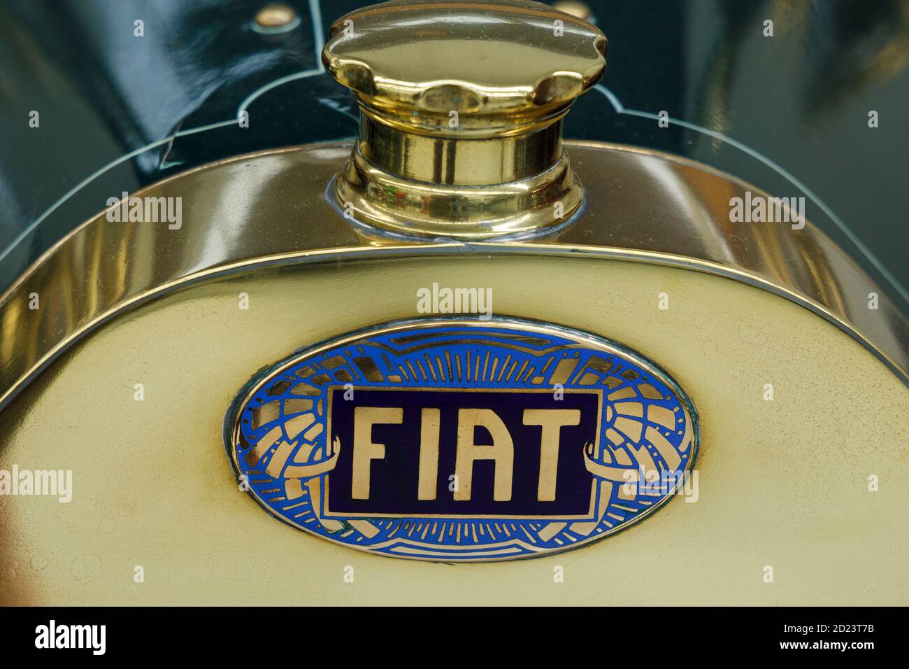 Badge radiateur Fiat avec design art nouveaux au musée de l'automobile du sud, Otaihanga, Île du Nord, Nouvelle-Zélande. Banque D'Images