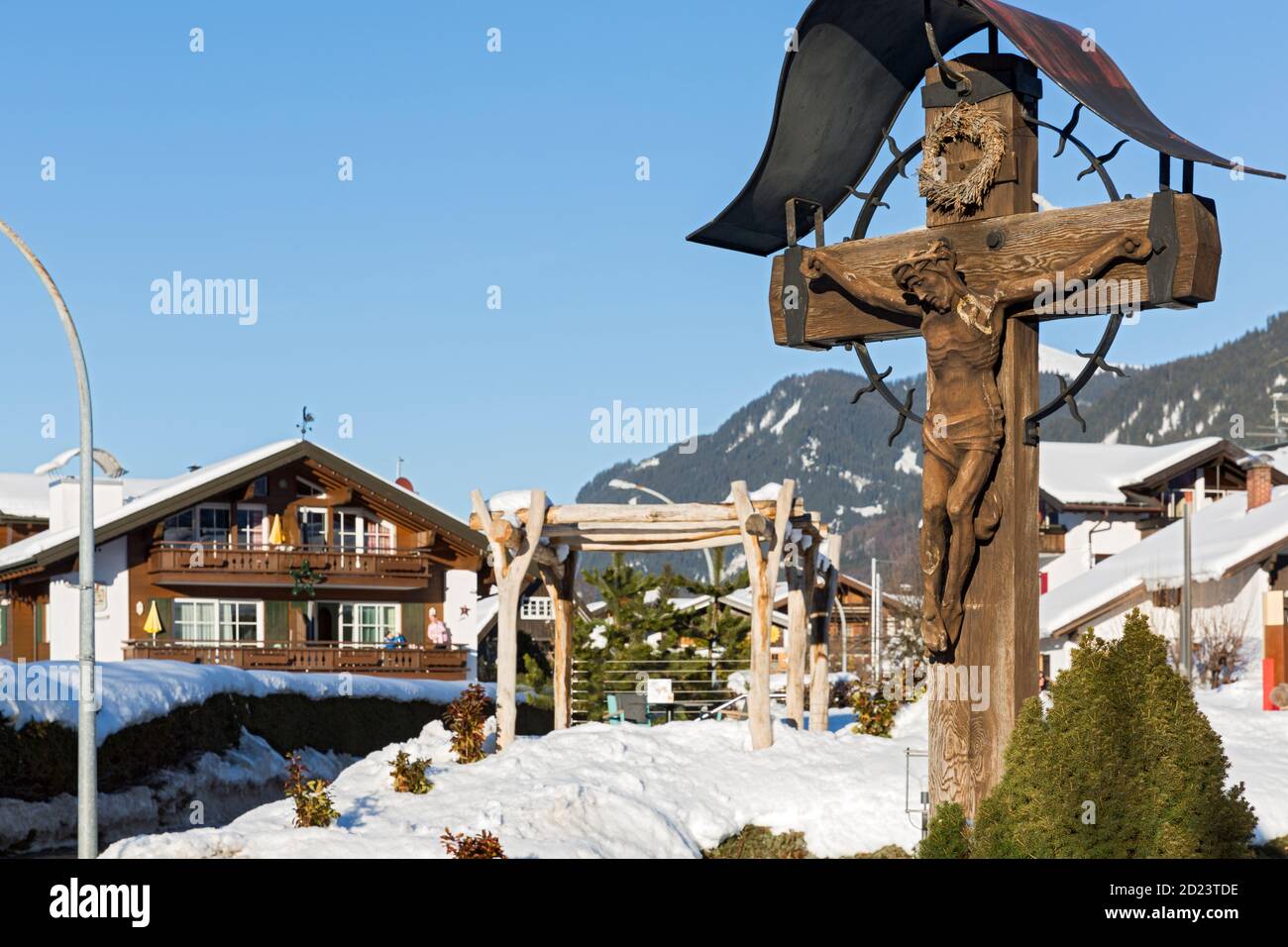 Oberstdorf, Wegekreuz, Wohnhaeuser, Freibergstrasse, schneebedeckt, Allgaeuer Alpen Banque D'Images