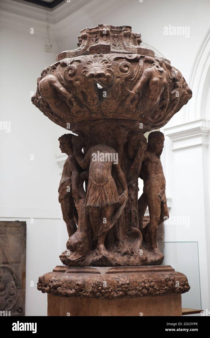 Vestiges de la fontaine de Krocín (Krocínova kašna), une fois placés sur la place de la Vieille ville (Staroměstské náměstí) à Prague, aujourd'hui exposés dans le Lapidarium du Musée national (Lapidárium Národního muzea) à Prague, en République tchèque. La fontaine en marbre datant de 1591-1596 a été retirée de la place en raison de son mauvais état en 1862. Banque D'Images