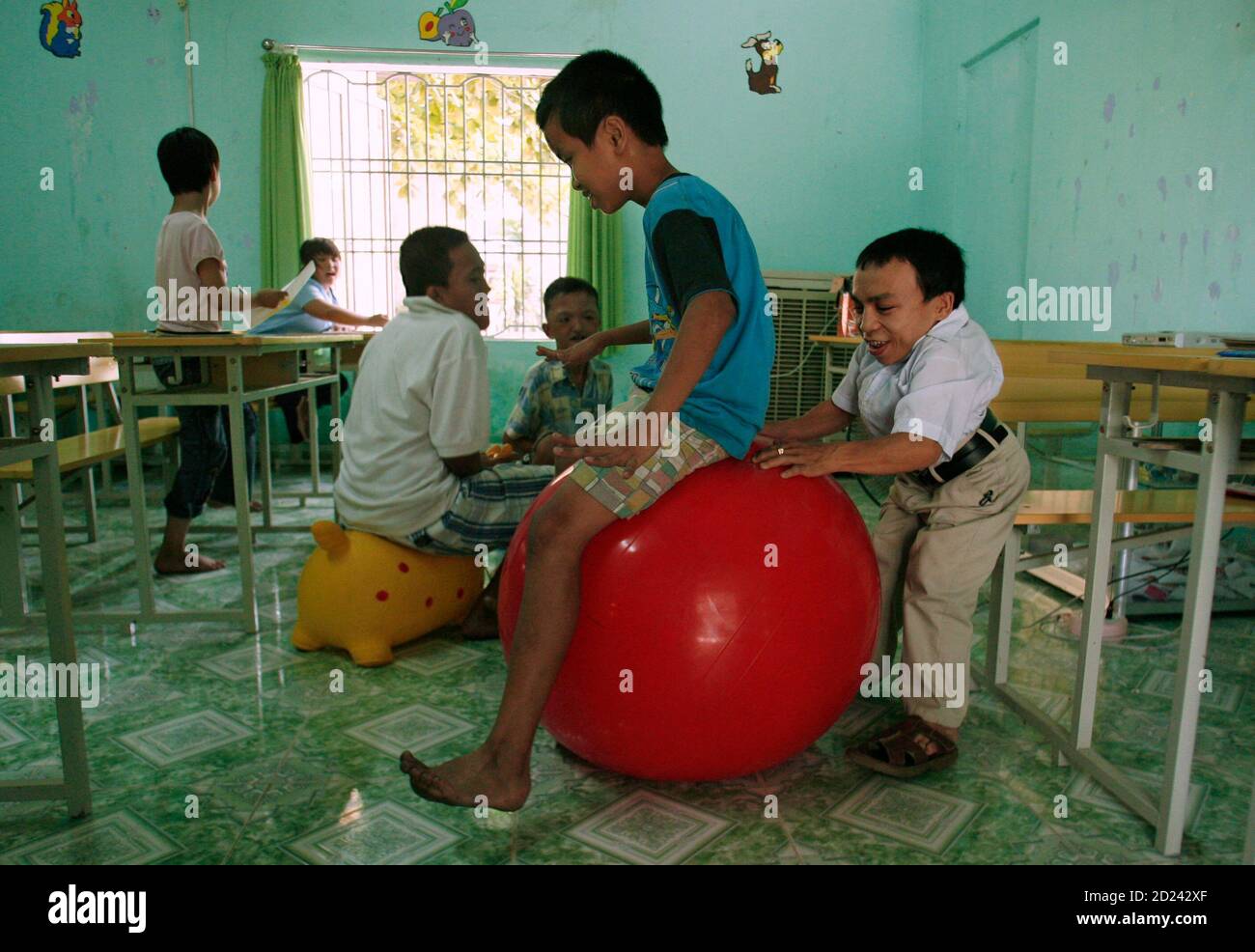 Vietnamese Victims Of The Defoliant Agent Orange Play At A Social Sponsorship Centre In Vietnam S Danang City June 26 09 U S Warplanes Dropped About 18 Million Gallons Of The Defoliant On Southern