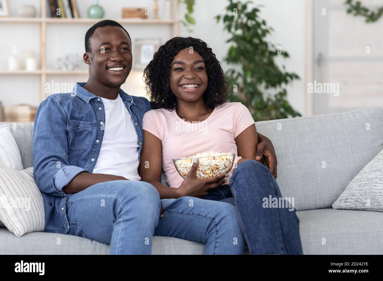 Bonne famille noire regardant un film ensemble à la maison Banque D'Images