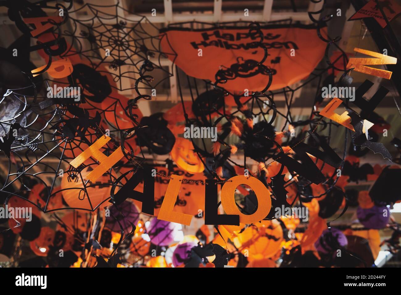 Bonnes lettres d'Halloween à la boutique de décoration. Différentes décorations d'Halloween dans le magasin à thème. Banque D'Images